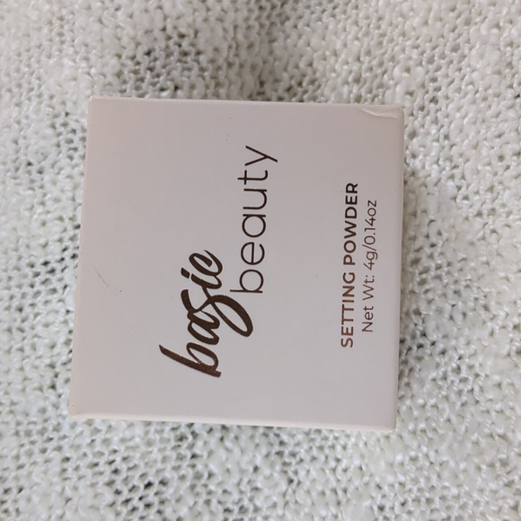 Basic Beauty Setting Powder in Translucent - Picture 8 of 10